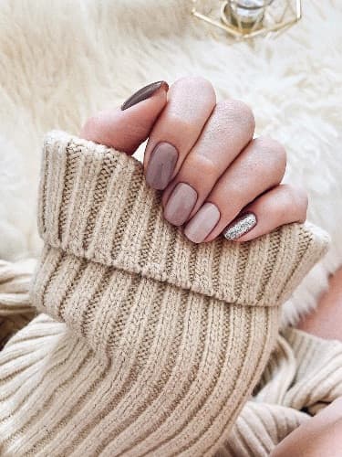 5 Manicures = 1 Gratis